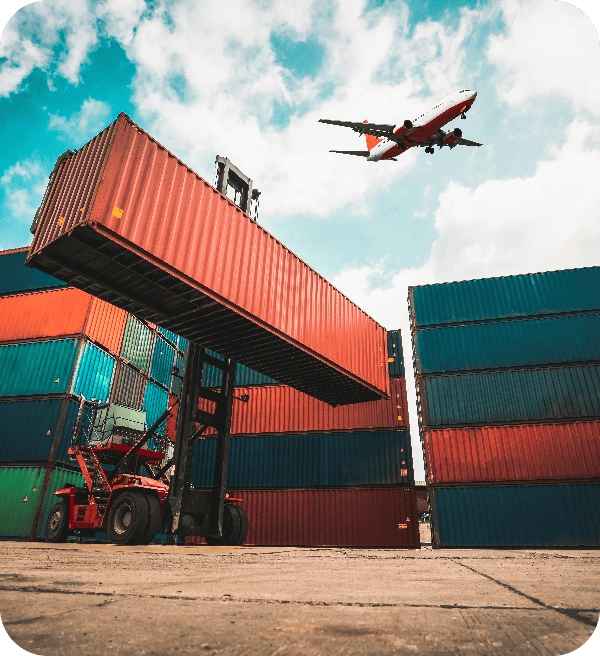 Foto di un piazzale con containers