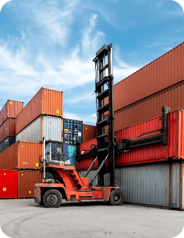 Foto di un piazzale con containers